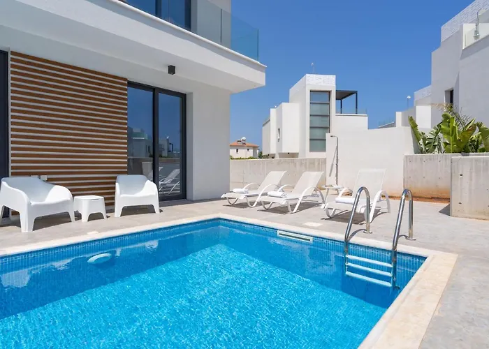 Villa Flora\'S 3-Bedroom Retreat With Private Pool