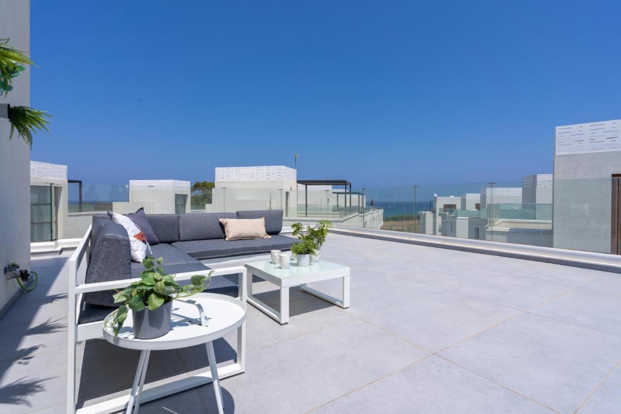 Flora's 3-bedroom Retreat With Private Pool Villa Paralimni