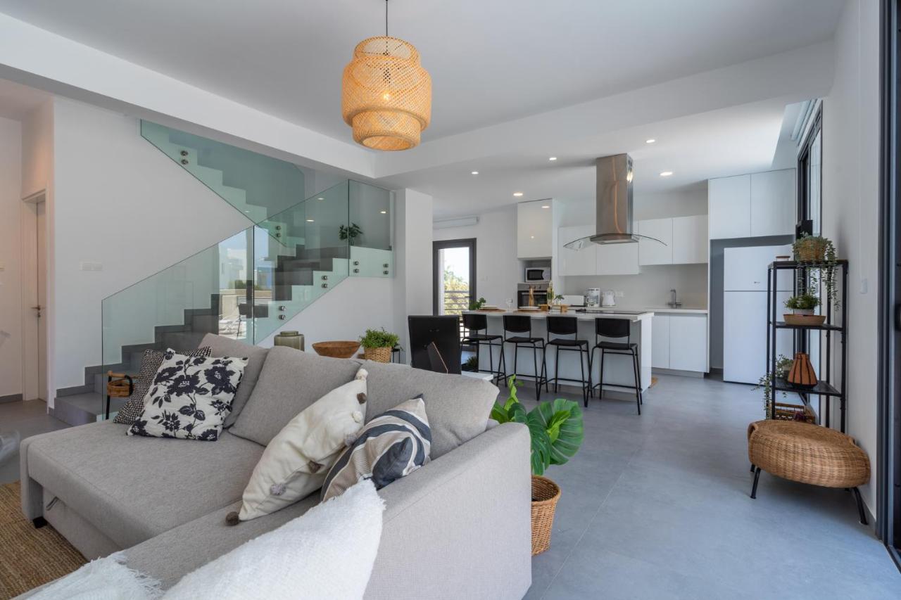 Flora's 3-bedroom Retreat With Private Pool Paralimni