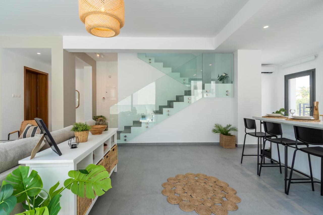 Flora's 3-bedroom Retreat With Private Pool Villa Paralimni