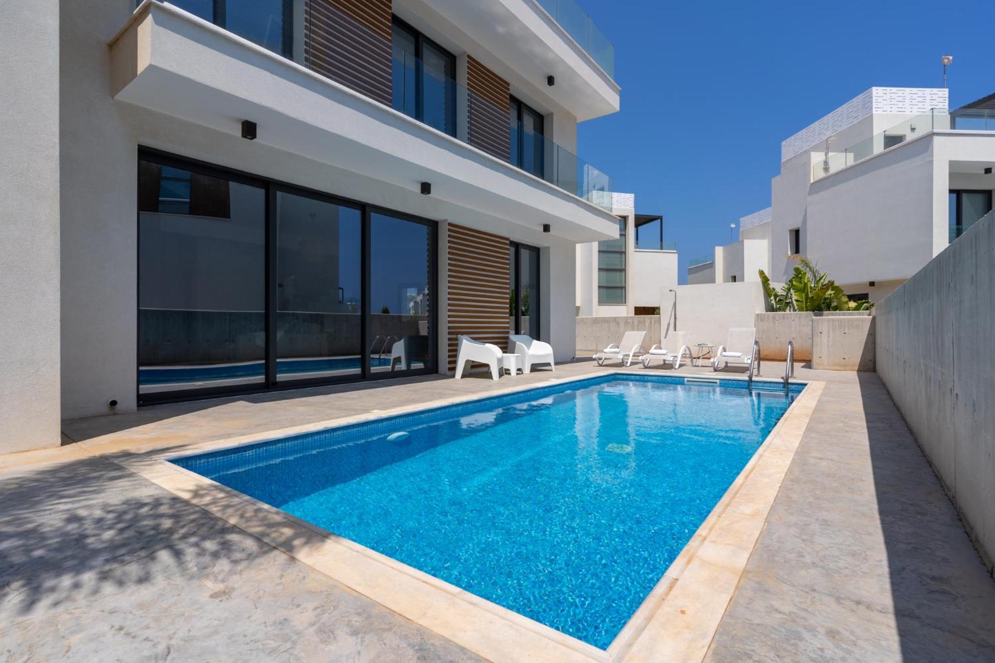 Flora's 3-bedroom Retreat With Private Pool Villa