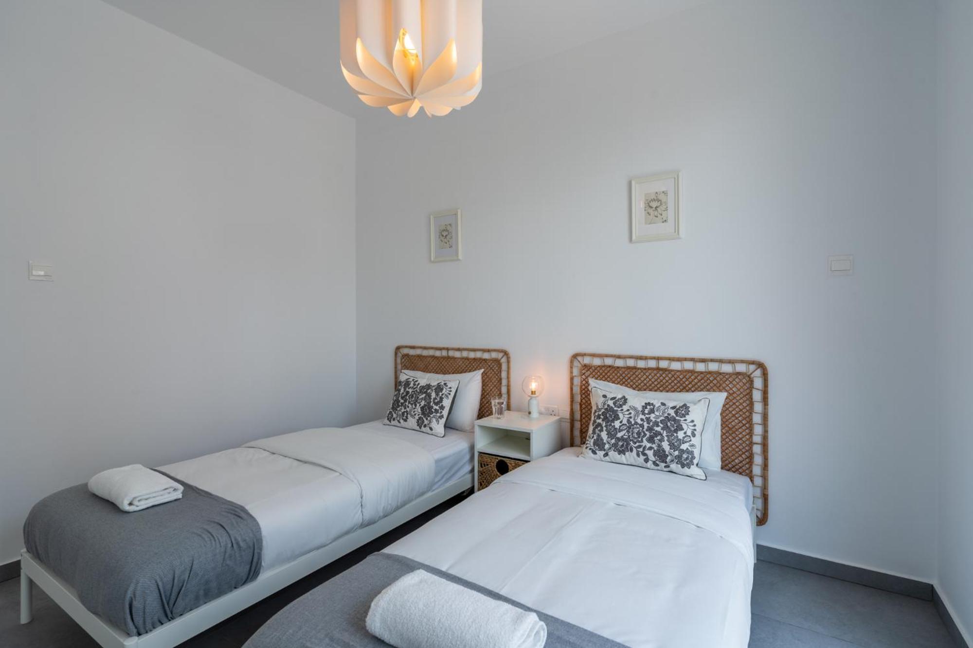 Flora's 3-bedroom Retreat With Private Pool Paralimni