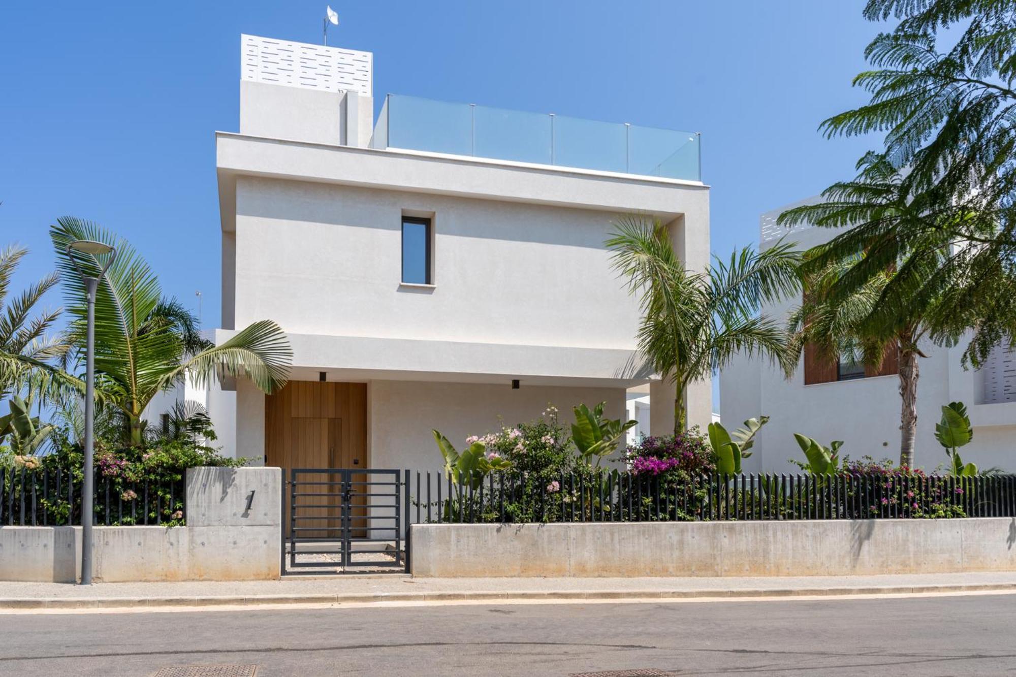 Flora's 3-bedroom Retreat With Private Pool * Paralimni